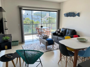 Encanto de apartamento, novo! A 290 metros da praia do Canto Grande!